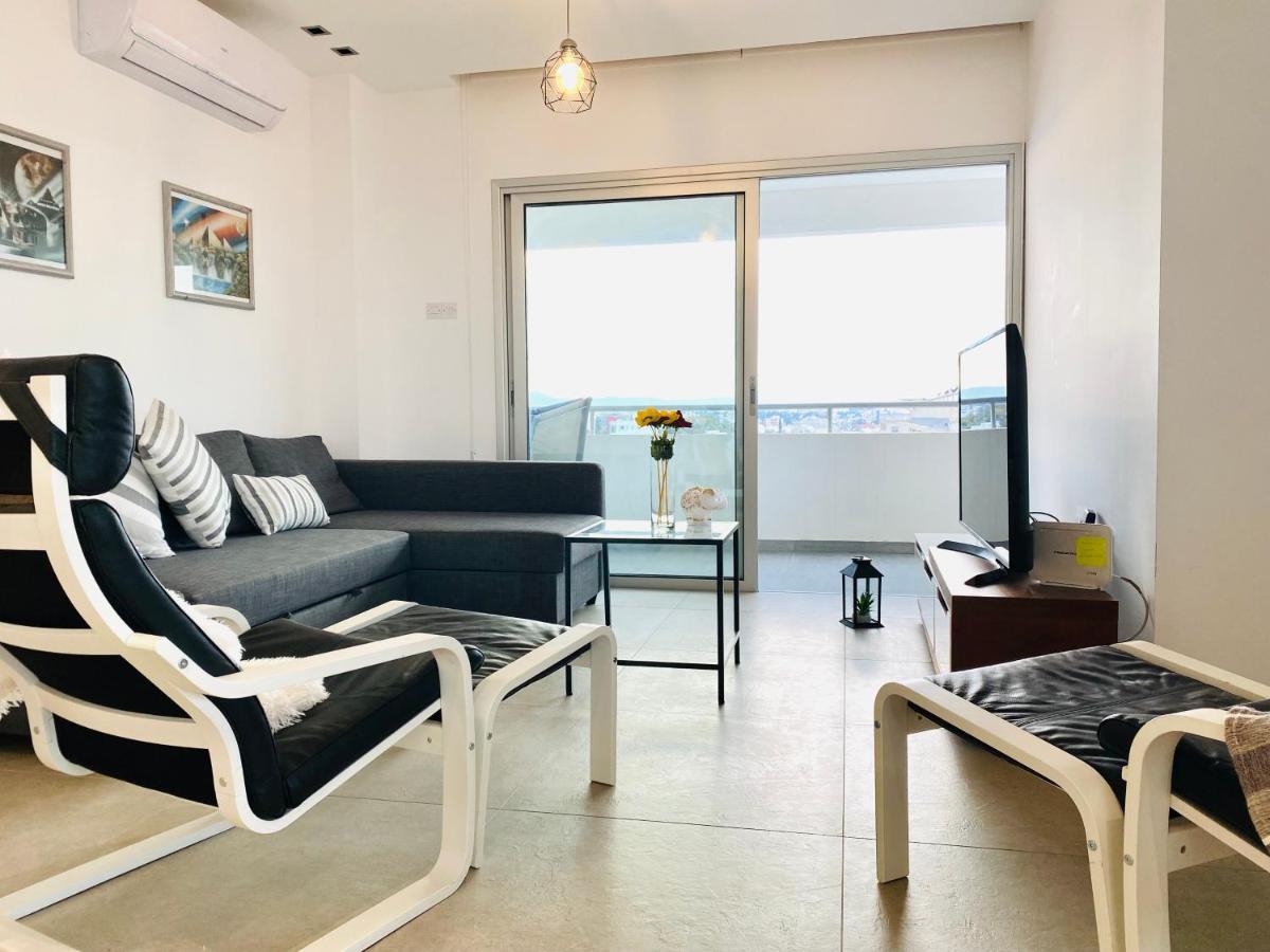 Panoramic Seaside Getaway, 2-Br Penthouse Apartment Larnaca Ngoại thất bức ảnh