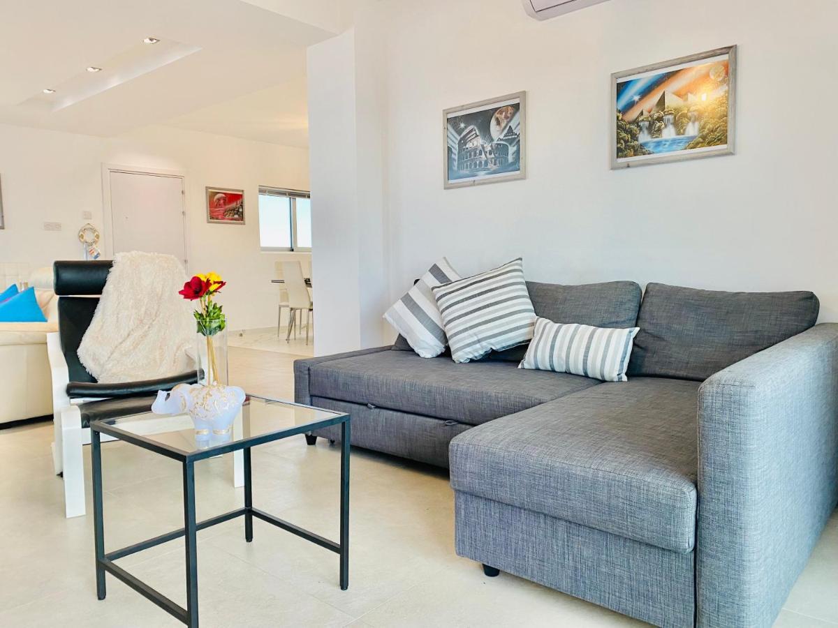Panoramic Seaside Getaway, 2-Br Penthouse Apartment Larnaca Ngoại thất bức ảnh