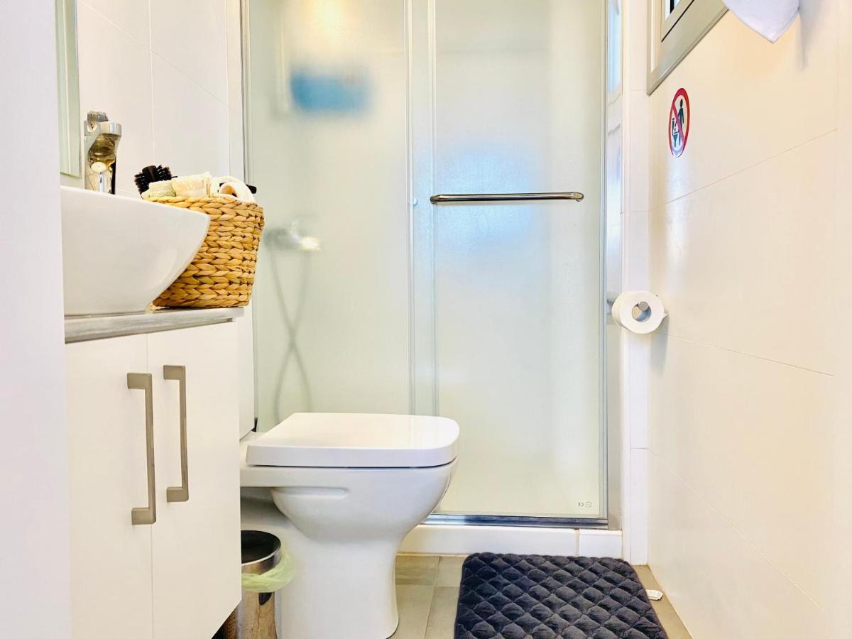 Panoramic Seaside Getaway, 2-Br Penthouse Apartment Larnaca Ngoại thất bức ảnh